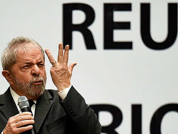 Lula diz que impeachment é articulado por uma “quadrilha legislativa” Lula diz que impeachment é articulado por uma “quadrilha legislativa”