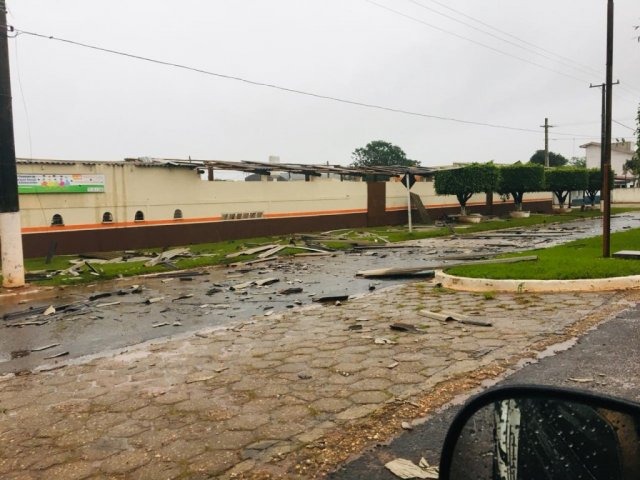 Telhas quebradas em rua de Taquarussu (Foto: Direto das Ruas)