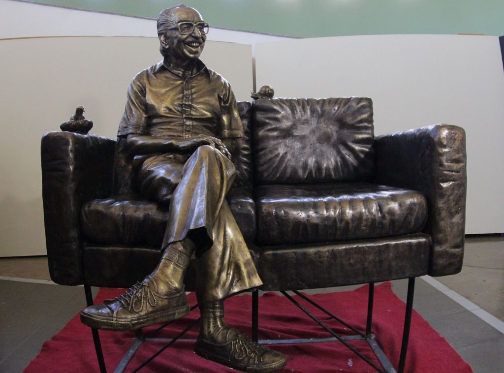 Nos 101 anos do poeta, Governo do Estado inaugura estátua de Manoel de Barros A população de MS, turistas e amantes de Manoel de Barros, agora poderão ter uma recordação ao lado do poeta.