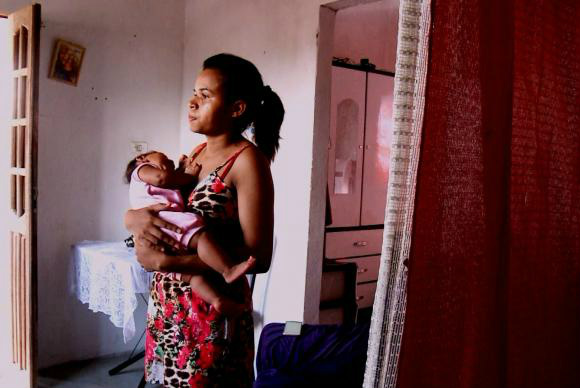 Ana Carla Bernardo, 23 anos, teve uma filha com microcefalia e aguarda na Justiça para receber o benefícioImagens/TV Brasil