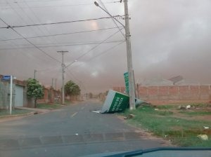 Vendaval em Nova Andradina derrubou placa de obra (Foto: Direto das Ruas)