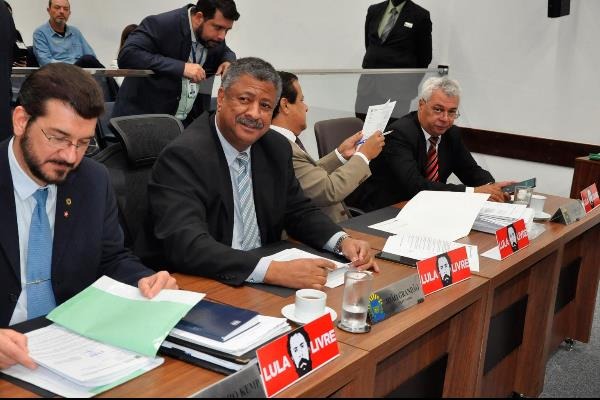 Os parlamentares trouxeram ao plenário placas com o pedido “Lula Livre” / Foto: Luciana Nassar 