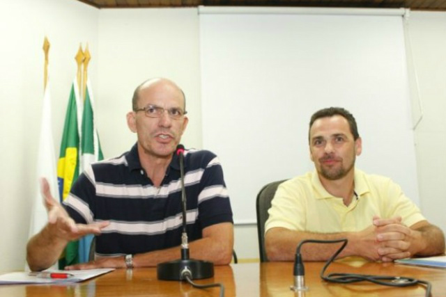 Prefeitos acusam governo de atrasar repasse e paralisar obras em MS O prefeito de Amambaí, Sérgio Barbosa (PMDB) e o presidente da Assomasul (Associação dos Municípios de Mato Grosso do Sul), prefeito de Nova Alvorada do Sul, Juvenal Neto (PSDB) / Chico Ribeiro