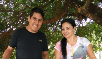 Cantora Perla reúne-se com membros da Associação Casa Paraguaia Presidente da Associação Casa Paraguaia, Almada, com a cantora Perla, em Amambai.
