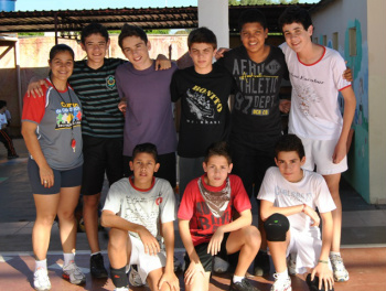A equipe de vôlei do Celq, com uma das teinadoras, Maria Madalena.