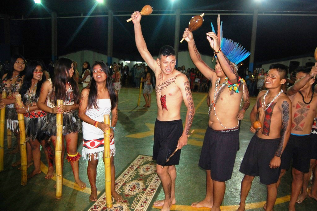 Em Amambai, ao som de taquaras e maracás, alunos exibem beleza indígena