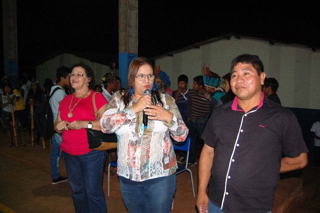 Os diretores das escolas indígenas da rede municipal e da estadual, Rubens Aquino e Nídia Peixer, respectivamente, e a supervisora de Educação, Elza Raymundo de Oliveira.