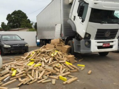 Droga estava escondida em fundo falso do caminhão baúFoto: PRE