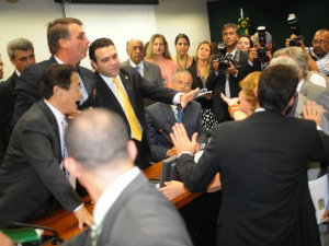 Confusão e bate-boca marcam primeira reunião da CDH comandada por Feliciano