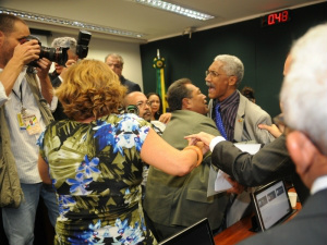 Confusão e bate-boca marcam primeira reunião da CDH comandada por Feliciano