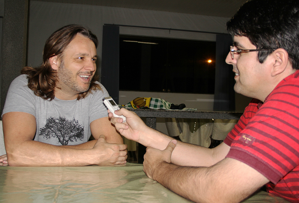 Milhares de pessoas comparecem a show de Falamansa e Pratas da Casa em Amambai Tato Cruz e o repórter Junior Palhano em entrevista à Radio Auxiliadora FM / Foto: Decom
