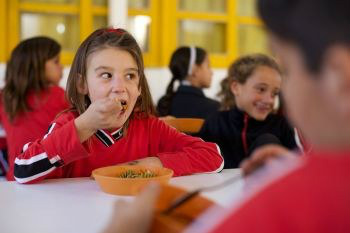 Iniciativas como o Programa Nacional de Alimentação Escolar oferecem merenda de qualidade aos alunos de todo o País