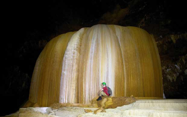 John encontrou uma nova espécie e gênero de peixe de cavernas (Foto: John Spies/Barcroft)