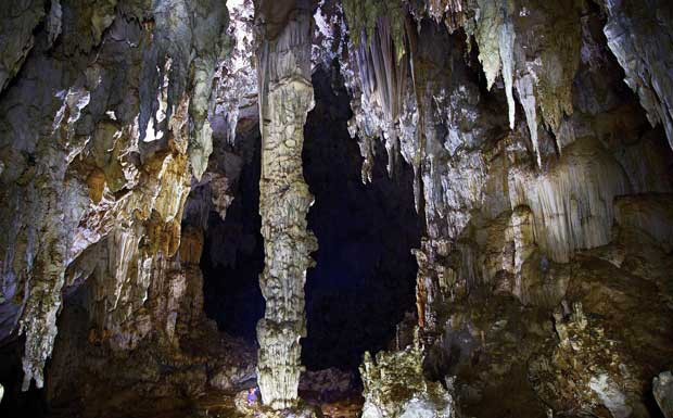 Spies descobriu cavernas nunca visitadas pelos homens que, segundo ele, incluem algumas das mais longas e bem decoradas do país. (Foto: John Spies/Barcroft)