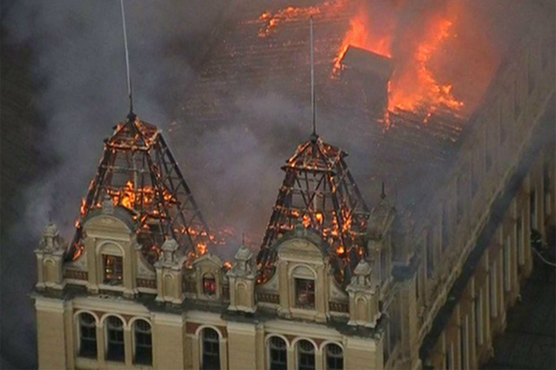 Defesa Civil mantém interdição da Estação da Luz após incêndio em museu Defesa Civil mantém interdição da Estação da Luz após incêndio em museu