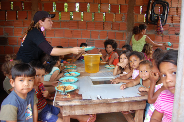 Equipe do Rotaract participa do Sopão da Dona Enedina, auxiliando na distribuição de sopa para as crianças da vila São Francisco. Foto: Moreira Produções.