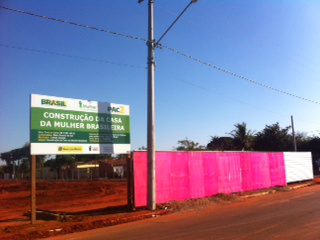 Placa sinaliza execução das obras em Campo Grande (MS) 