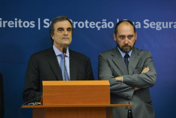 Atrasos em repasses não configuram operação de crédito, dizem Cardozo e Adams O ministro da Justiça, José Eduardo Cardozo, e o advogado-geral da União, Luís Inácio Adams, falam sobre relatório do TCU sobre atrasos nos repasses da União aos bancos públicos / Fabio Rodrigues Pozzebom/Agência Brasil