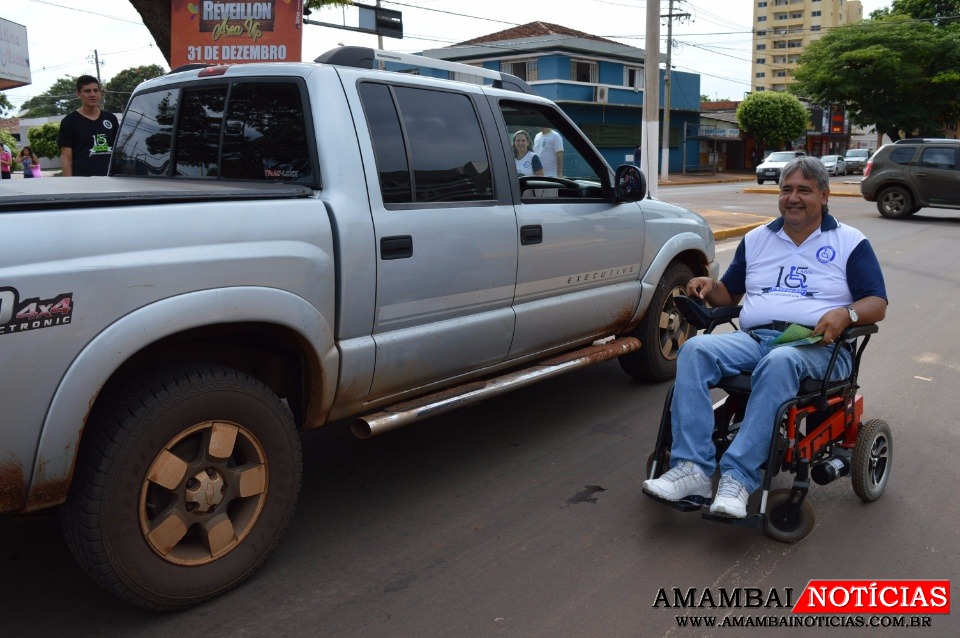 Daniel Riquelme durante panfletagem de conscientização pelo Dia do Deficiente Físico no ano de 2019 / Foto: Amambai Notícias
