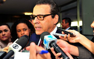 Dilma ganha tempo para tentar minimizar prejuízo com orçamento impositivo Presidente da Câmara, Henrique Alves, que atua diretamente sobre o trâmite da emenda que pode mudar relação do Executivo com o Legislativo