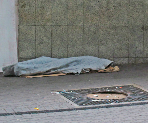 Expulsos das ruas Morador de rua dorme no Centro de Belo Horizonte a poucos metros de onde ocorre uma manifestação anti-Copa. (Imagem: Bruno Fonseca/Agência Pública)