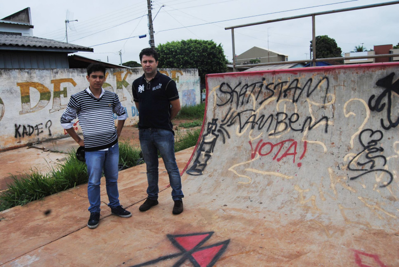 Skatistas de Amambai reivindicam pista de skate Eduardo Andrade (E) com o presidente da Fundesc, Elton Martins.