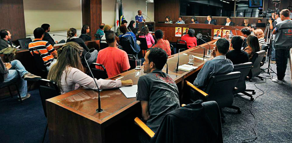 Expulsos das ruas Moradores de rua e entidades de defesa de direitos humanos denunciam violações durante audiência no Ministério Público (Imagem: Cimos MPMG)