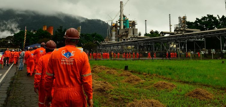 Petrobras anuncia redução de 2% no preço da gasolina nas refinarias Petrobras anuncia redução de 2% no preço da gasolina nas refinarias