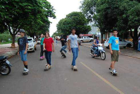 Skatistas de Amambai reivindicam pista de skate Sem ter onde praticar o esporte, a rua é a alternativa para os skatistas.