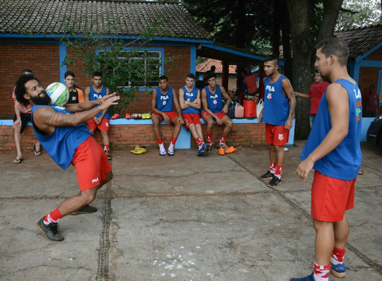 Comercial embarca para SC para duelo contra o Joinville Jogadores do Comercial fizeram atividade leve ontem na Capital (Foto: Correio do Estado/Gerson Oliveira)