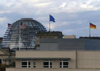 A embaixada dos Estados Unidos perto do Reichstag em Berlim. 