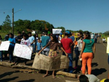 Indígenas de Amambai e Coronel Sapucaia bloqueiam rodovias nesta quarta Rodovia bloqueada pelos indígenas (Foto: Direto das Ruas)