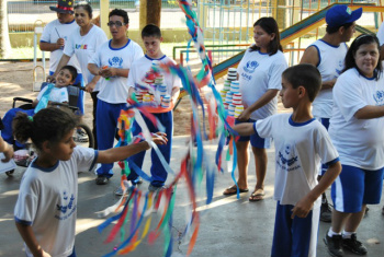 Para encerrar a Semana Nacional da Pessoa com Deficiência Intelectual e Múltipla, acontecem apresentações para toda a comunidade escolar e famílias dos alunos. 