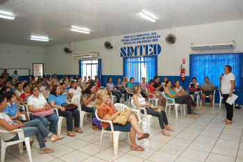 Professores da Reme, durante assembleia ma terça-feira (12) 