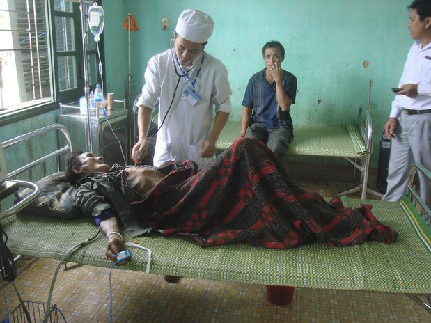 Pai e filho desaparecidos há 40 anos são encontrados em floresta no Vietnã Médico examina, Ho Van Thanh, 82 anos, em hospital.