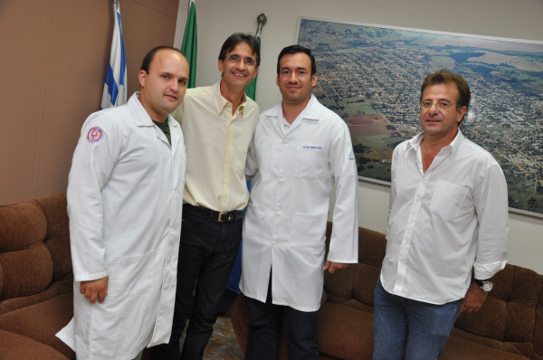 Estagiário Luciano, prefeito Dirceu Lanzarini, Dr. Paulo Henrique e secretário de saúde Ednor Bampi.