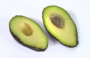 Segundo a nutricionista Flávia Cyfer, o abacate éótima opção de fruta para comer antes dos blocosFoto: Divulgação 