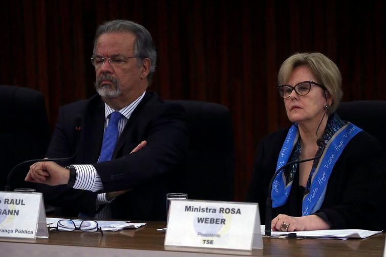O ministro da Segurança Pública, Raul Jungmann, e a presidente do TSE, ministra Rosa Weber, durante entrevista coletiva sobre medidas de combate à disseminação de notícias falsas (fake news) nas redes sociais. - José Cruz/Agência Brasil