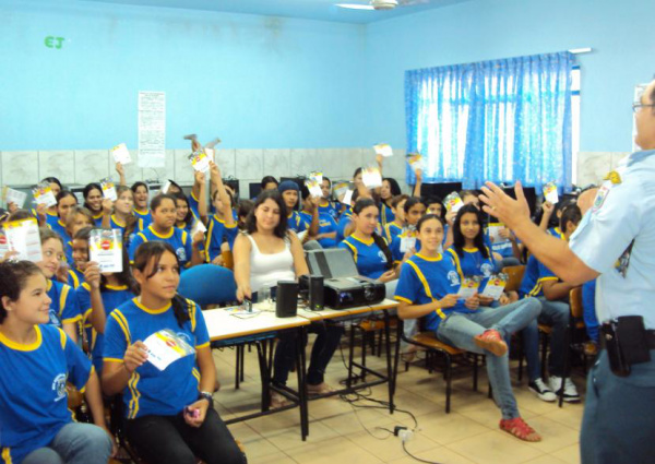 Policial Gilberto Silva durante a palestra para os jovens da Escola Municipal Júlio Manvailer.