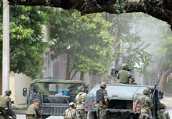 No país estão sendo travadas sangrentas batalhas entre exército, as autodefesas e narcotraficantes. A violência já matou mais de 80 mil mexicanos e deixou outros 30 mil desaparecidos