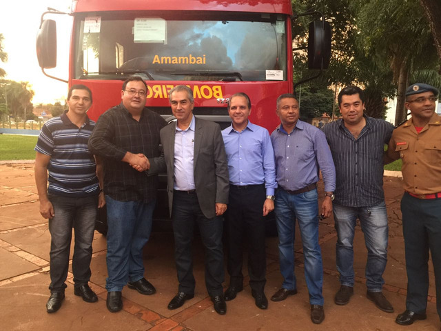 Momento que o prefeito Dr. Bandeira recebia as chaves da viatura auto bomba tanque das mãos do governador Reinaldo Azambuja / Foto: Divulgação