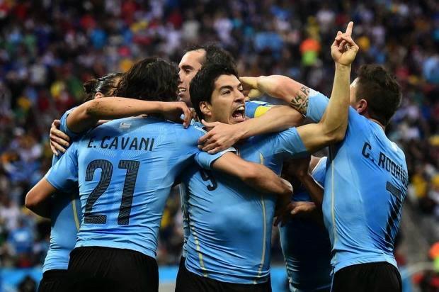 Uruguaios organizam recepção para Suárez após expulsão da Copa