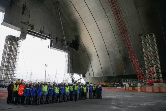 Após 30 anos, usina de Chernobyl terá escudo de aço para evitar novos vazamentos A proteção de aço é a maior estrutura móvel do mundo, com 108 metros de altura, 250 metros de largura e 150 metros de comprimentoEPA/Roman Pilipey/Agência Lusa