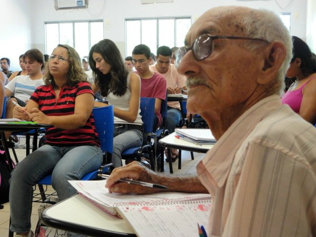 Idoso de 86 anos realiza sonho e cursa matemática na UFMS