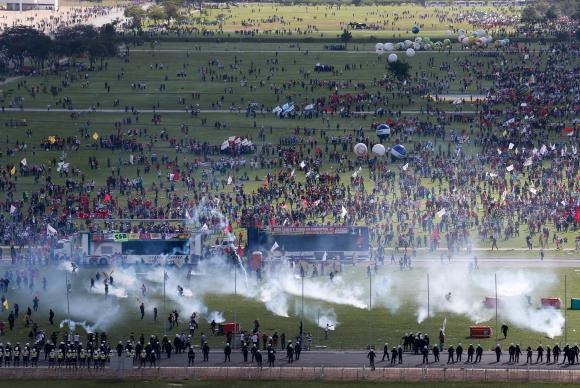 Com depredação de ministérios e confronto, ato em Brasília reuniu 45 mil pessoas Polícia e manifestantes entram em confronto na Esplanada dos Ministérios durante protesto contra o governo do presidente Temer e reformas trabalhista e da PrevidênciaFabio Rodrigues Pozzebom/Foto: Divulgação
