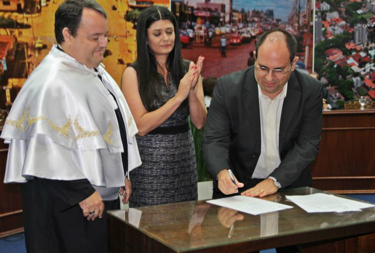 O reitor da UEMS, a vice-governadora e o diretor-presidente da Fundect assinam o acordo.
