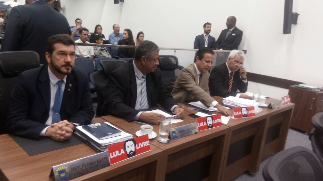 A bancada do PT confeccionou placas em protesto contra a prisão do ex-presidente Lula