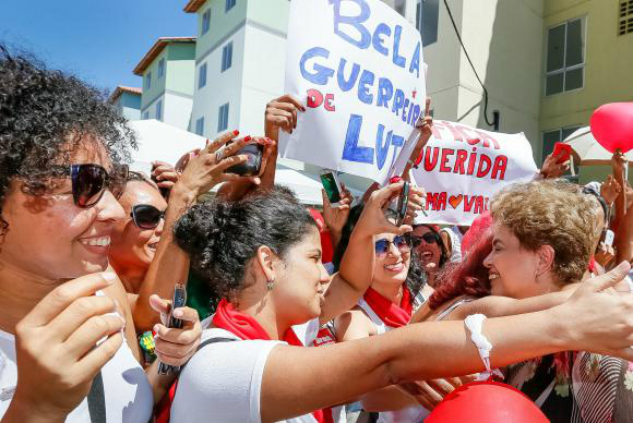 Dilma é recebida com “abraçaço” em evento do Minha Casa, Minha Vida em Salvador A presidenta Dilma Rousseff é recebida por mulheres na cerimônia de entrega de unidades habitacionais do Minha Casa, Minha Vida em SalvadorRoberto Stuckert Filho/PR