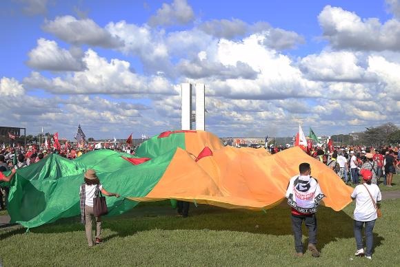 Com depredação de ministérios e confronto, ato em Brasília reuniu 45 mil pessoas Manifestação reuniu 45 mil pessoas na Esplanada dos MinistériosJosé Cruz/Foto: Divulgação