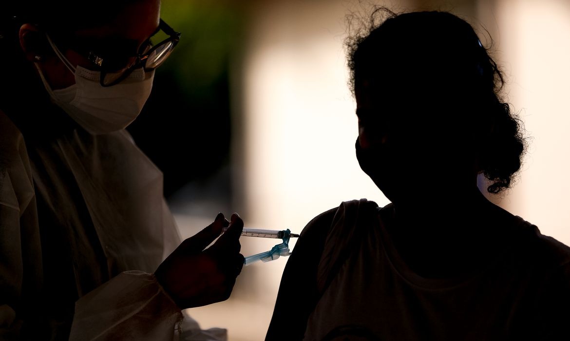 No total, já foram aplicadas 249,7 milhões de doses na população Foto: Agência Brasil